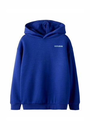 Hoodie bleu en tissu doux, avec une poche kangourou, des poignets côtelés et un petit imprimé "EXPLORATION" sur la poitrine. Texture lisse.