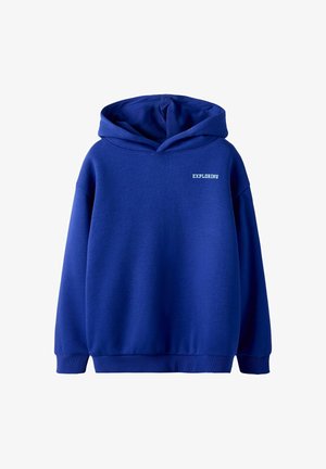Sudadera azul de tejido suave, con un bolsillo tipo canguro, puños acanalados y un pequeño estampado "EXPLORANDO" en el pecho. Textura lisa.