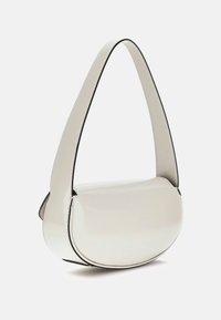 Borsa a tracolla in pelle sintetica bianca con una forma curva e semi-circolare, e un sottile bordo nero a contrasto. Include una tracolla regolabile.