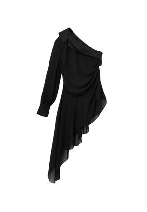 Robe noire en tissu fluide, avec un design asymétrique à une épaule, un devant drapé, une longue manche et un ourlet inégal.