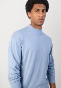 Scotch & Soda SEASONAL CORE DROPPED SHOULDER MOCK NECK - Strikkegenser - faded denim