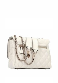 Witte gewatteerde handtas met zilverkleurige kettingdetails, dubbele bovenhandvatten, ritssluiting en zwarte randaccenten aan de onderkant.