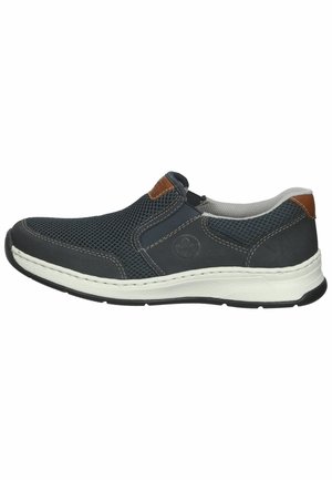 Bottines slip-on bleu foncé avec dessus en mesh, accents en cuir marron, semelle blanche et couture contrastante. Forme arrondie, design léger.