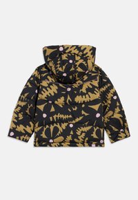 Μαύρο μπουφάν τύπου puffer με κουκούλα, διακοσμημένο με μοτίβο φτέρης σε χρυσό και ροζ. Διαθέτει εμπρός φερμουάρ και ελαστικά μανίκια για άνετη εφαρμογή.