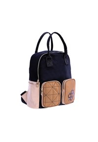 Mochila de nailon azul marino con bolsillos delanteros acolchados en color marrón, herrajes dorados y asas dobles. Incluye un compartimento principal con cremallera y un bolsillo lateral.