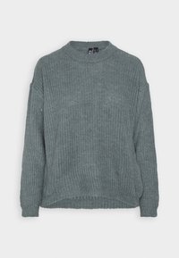 Sweter z dzianiny w miękkim, stonowanym zielonym kolorze. Posiada długie rękawy, okrągły dekolt oraz luźny krój z prążkowanymi brzegami.