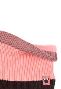 Bufanda de punto que presenta franjas alternas de rosa, marrón oscuro y burdeos. La parte superior doblada muestra una textura suave y una etiqueta con el logotipo de Minnie Mouse.