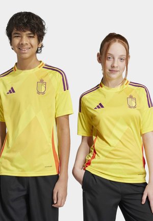 Maillots de sport jaunes avec des accents violets, des motifs géométriques et une étiquette AEROREADY sur l'ourlet ; design à manches courtes et col rond.