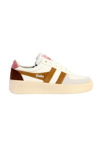 Zapatilla blanca con acentos marrones y crema, con un acabado texturizado, puntera redondeada y una suela gruesa con un diseño estriado. Marca Gola visible.
