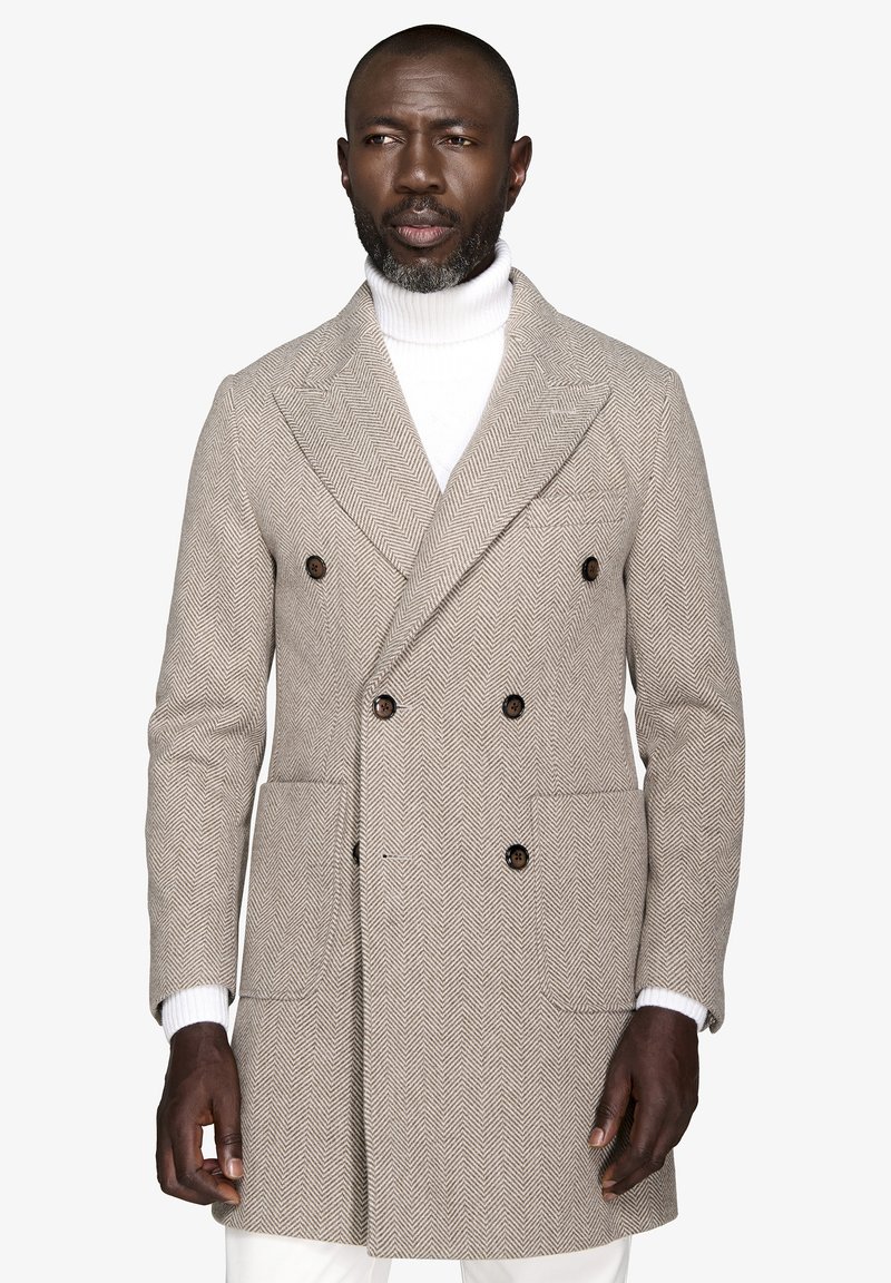 Abrigo de patrón espiga en beige, de diseño cruzado con botones marrones, bolsillos laterales y un corte ajustado. Material de lana texturizada.