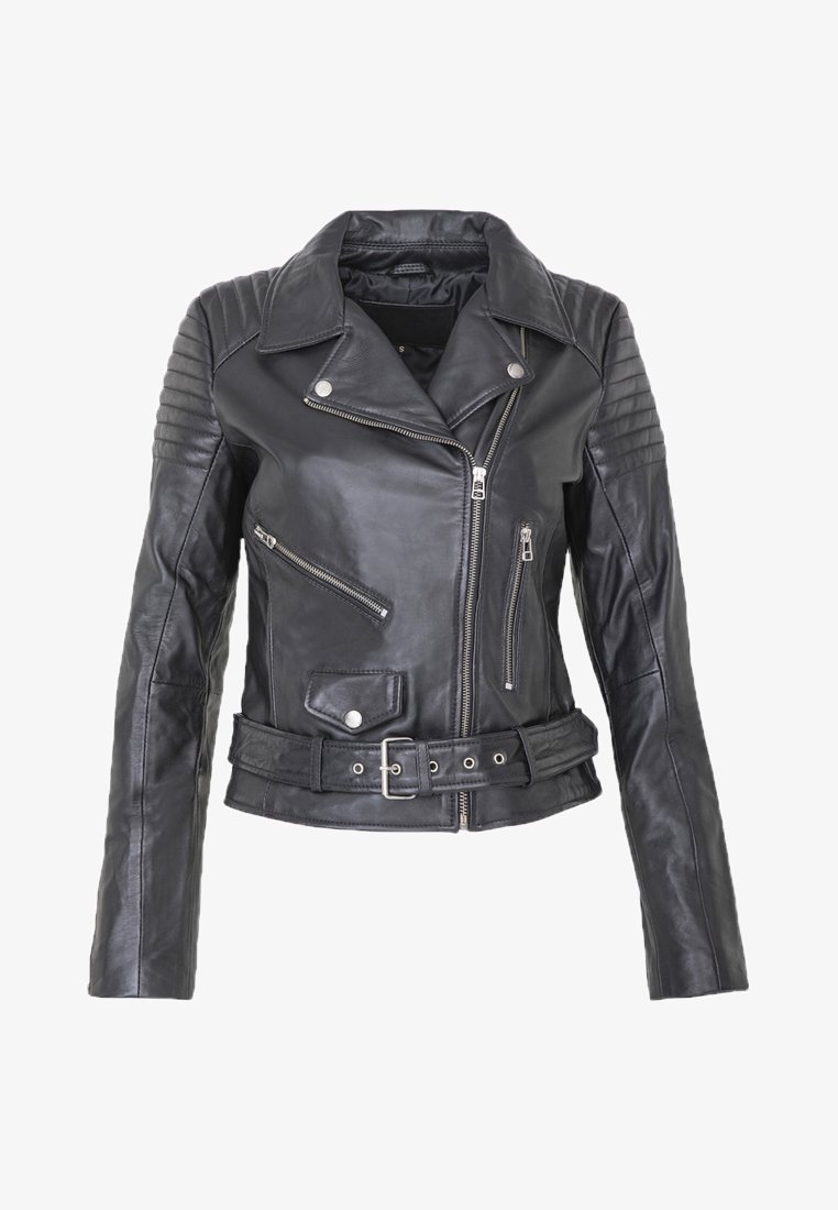 Veste de motard en cuir noir avec fermeture éclair diagonale, boutons-pression, accents matelassés sur les épaules, taille ceinturée et plusieurs poches zippées.