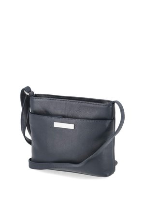 Sac bandoulière en cuir noir avec poche avant et longue sangle réglable, avec une plaque logo métallique argentée rectangulaire.