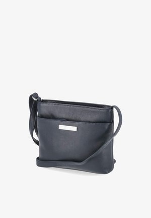 Zwarte leren crossbodytas met voorvak en lange verstelbare riem, voorzien van een rechthoekige zilveren metalen logo plaat.