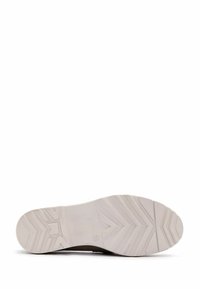 Scarpa con un tomaia marrone testurizzata e una suola in gomma bianca e decorata, caratterizzata da un design a zigzag e un marchio sulla parte inferiore.