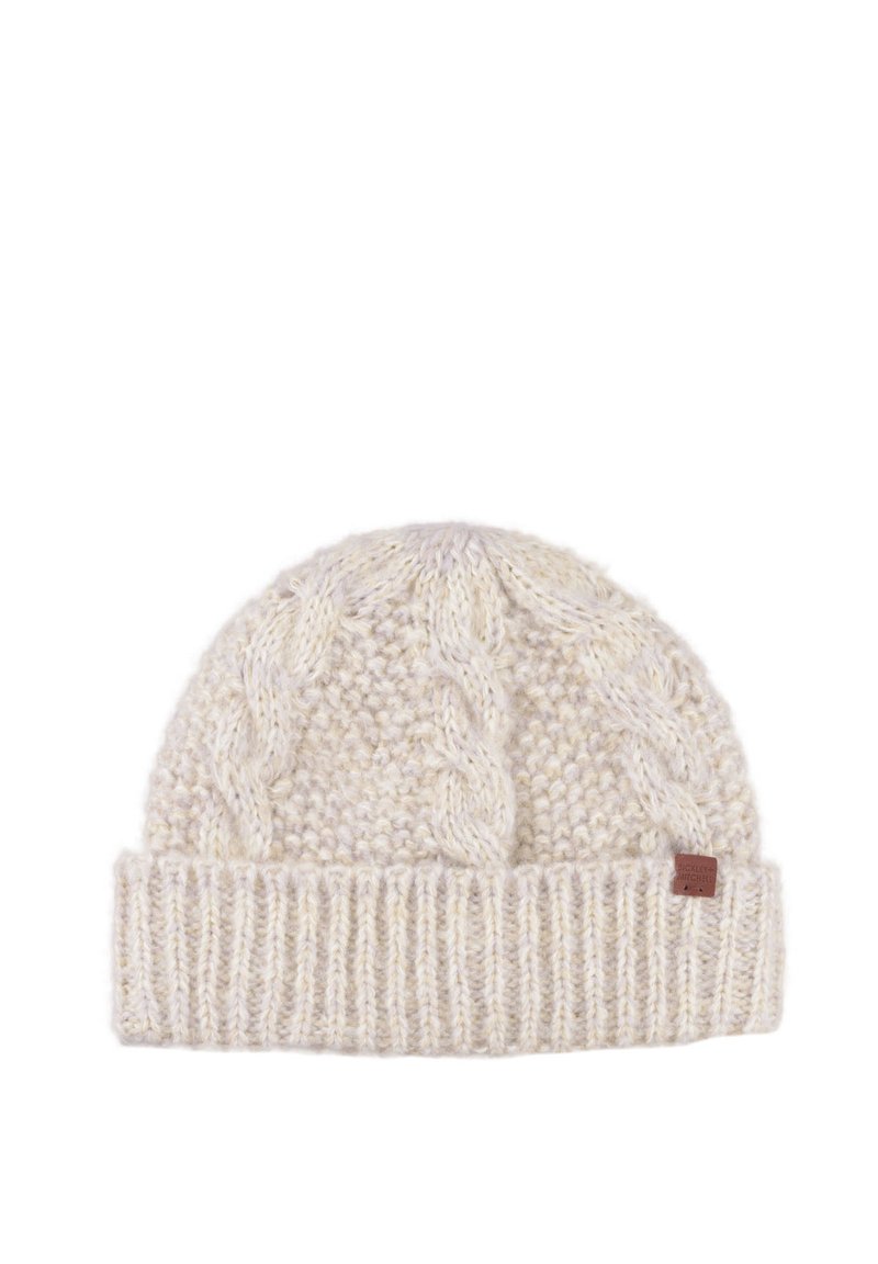 Gehaakte beanie in crème, met een kabelpatroon en een geribbelde rand. Inclusief een klein bruin leren logo-etiket. Zacht, gestructureerd materiaal.
