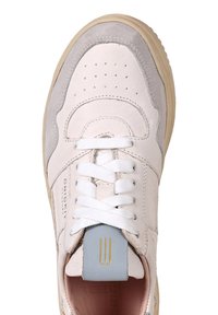 Sneaker in pelle bianca con accenti in suede grigio, punta rotonda, dettagli perforati, lacci bianchi e suola in gomma beige chiaro. Logo dorato sul tallone.