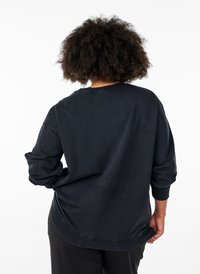 Maglietta nera a maniche lunghe con vestibilità rilassata, colletto a girocollo a costine e polsini. Presenta una texture liscia simile al cotone. Design semplice.