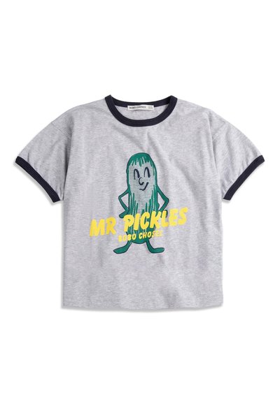 Graues T-Shirt mit kurzen Ärmeln und schwarzem Besatz, auf der Vorderseite mit einem lächelnden Cartoon-Gurke und gelbem Text "MR PICKLES BOBO CHOSES".