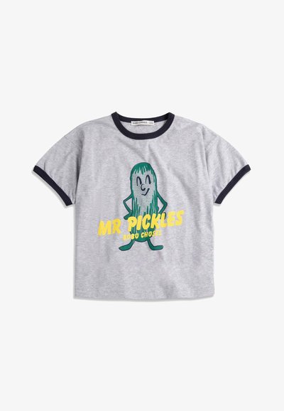 Graues T-Shirt mit kurzen Ärmeln und schwarzem Besatz, auf der Vorderseite mit einem lächelnden Cartoon-Gurke und gelbem Text "MR PICKLES BOBO CHOSES".