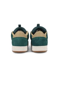 Grüne Wildledersneaker mit beige Lederakzenten; gepolsterter Kragen, strukturierte Laufsohle und eine Schlaufe an der Ferse für einfaches Anziehen.