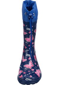 Botte de pluie en caoutchouc bleu avec un motif de papillons en rose et violet, fermeture à cordon et semelle texturée pour une meilleure adhérence.