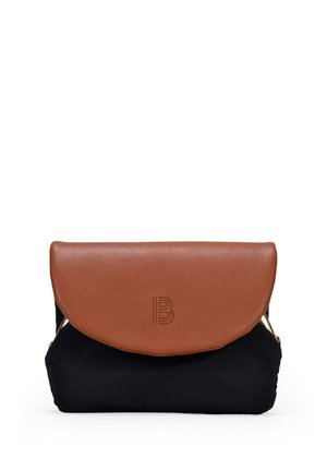 Bolso negro con una solapa de cuero marrón que presenta un logo en relieve. El diseño combina materiales de tela y cuero en una forma elegante y moderna.