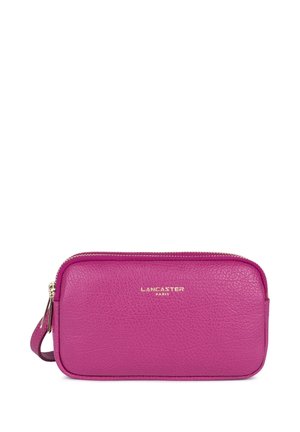 Petite pochette rectangulaire en cuir rose avec fermeture éclair, bracelet de poignet et logo "Lancaster Paris" en lettres dorées sur le devant.