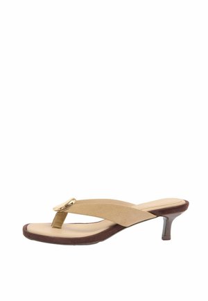 Bézs színű velúr szandál arany csattal, nyitott orral és alacsony barna kitten sarokkal, oldalról nézve.