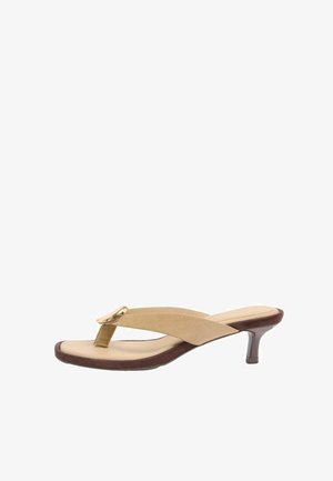 Bézs színű velúr szandál arany csattal, nyitott orral és alacsony barna kitten sarokkal, oldalról nézve.