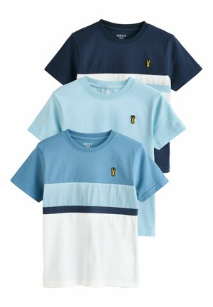 Drei Baumwoll-T-Shirts in Blautönen. Das obere marineblaue Shirt hat ein einfaches Design, während die mittleren und unteren Shirts kontrastierende Streifen und Akzente aufweisen.