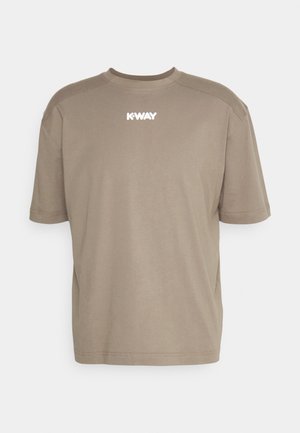 T-shirt beige à manches courtes avec un col rond et un logo blanc "K-WAY" centré près du col sur un fond uni.