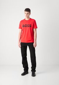BOSS TEE - Apdrukāts T-krekls - open red