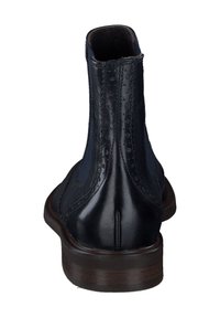 Botte de cheville en cuir bleu foncé avec une finition élégante, des coutures détaillées et un talon rehaussé. Accents texturés près de la cheville et semelle lisse.