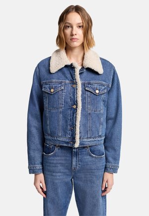 Giubbotto di jeans con colletto in pelliccia sintetica, dotato di due tasche sul petto, bottoni frontali e design corto. Colore blu con una texture consumata.