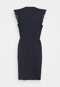 Tummansininen mekko, jossa on kirjailtua pitsiä lyhyissä hihoissa, kerrostettu vyötärö ja polvipituinen helma. Pehmeä kangas, jossa on sileä pinta.