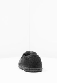 Zwarte en grijze wollen slipper, afgeronde achterkant, textuur bovenkant, elastische band accent, zachte zool, minimalistisch ontwerp en geen zichtbare hardware.