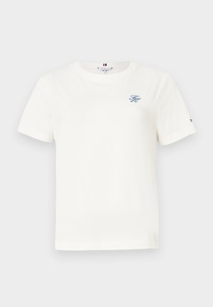 Witte T-shirt met korte mouwen en een ronde hals met een klein blauw geborduurd "TH"-logo op de linkerborst en een kleine vlag op de linkermouw.