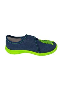 Denimblauwe schoen met een levendige groene zool, voorzien van groene stiksels en een gestructureerd ontwerp op de neus. Instapmodel met een brede band.