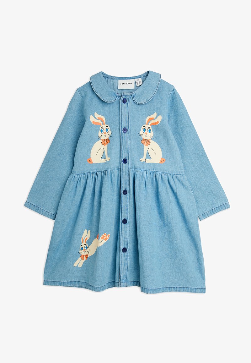 Robe d'enfant bleu clair à manches longues avec boutons et lapins dessinés imprimés sur la poitrine et la jupe.