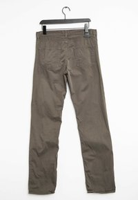 Pantalones de algodón marrones con un diseño de pierna recta, que cuentan con dos bolsillos traseros y un lazo para colgar. Textura suave y detalles mínimos.