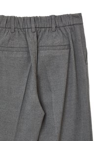 Graue gewebte Hose mit geripptem, elastischem Bund und seitlichen Taschen, die eine glatte Textur und eine taillierte Passform aufweist.