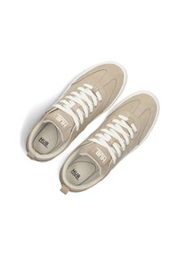 Beige suède sneakers met witte veters, met een textuurdesign en een lus op de hiel. "HUB" logo weergegeven op de tong en de binnenzool.