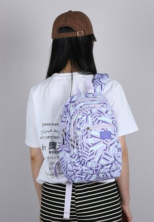 Zaino viola con motivo, dotato di numerosi scomparti con cerniera, spallacci imbottiti e un design ergonomico. Indossato sulla schiena di una persona.