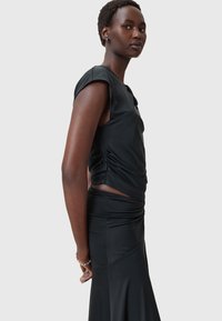 Schwarzes, figurbetontes Kleid mit kurzen Ärmeln, das über ein gerafftes Design und eine glatte Textur verfügt und in einen ausgestellten Rock übergeht. Schlichte, elegante Silhouette.