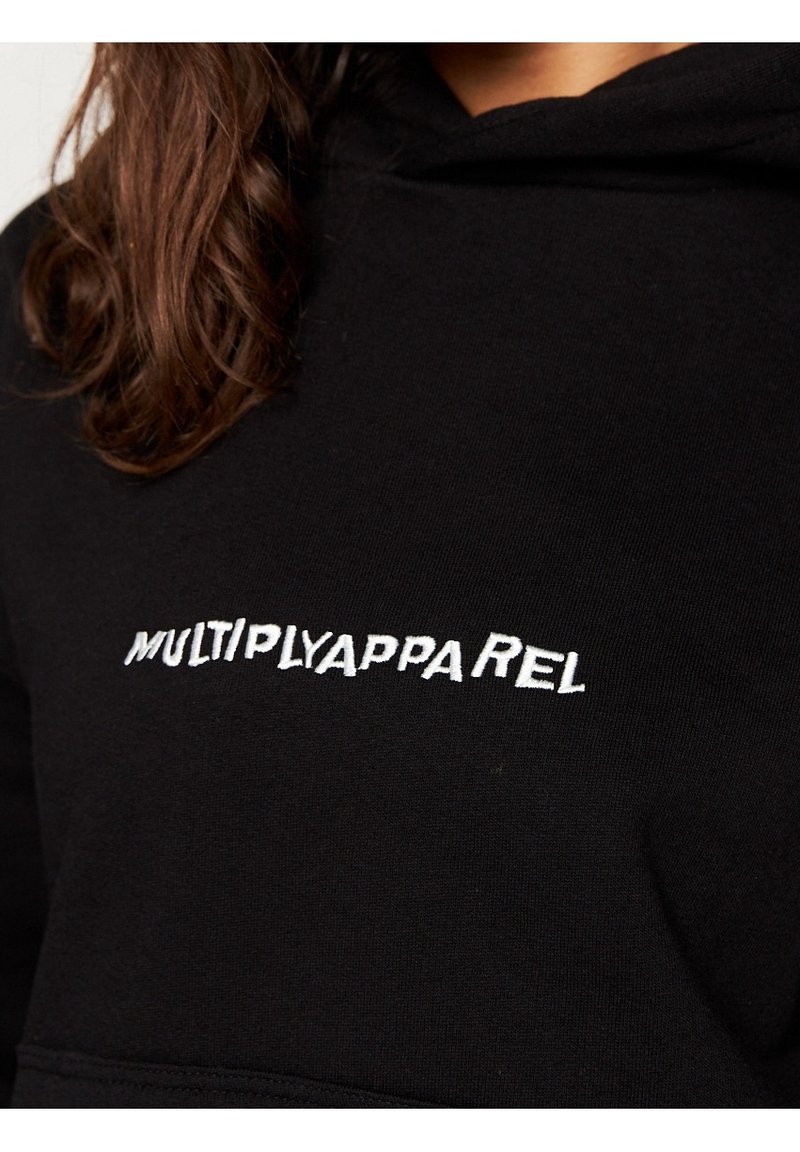 Felpa nera con cappuccio realizzata in morbido materiale, con la scritta "MULTIPLYAPPAREL" ricamata in bianco sul petto. Design e texture minimalisti.