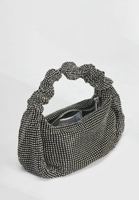 Borsa a mano nera con perline, con un manico annodato, caratterizzata da una superficie texturizzata e una chiusura con zip, progettata in una forma curva.