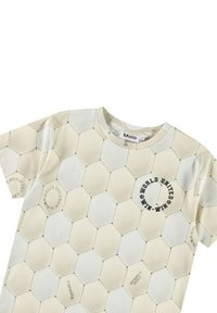 Lyhythihainen T-paita kermaisessa värissä, jossa on kuusikulmainen jalkapallokuvio. Sisältää painetun tekstin ja ompeluyksityiskohtia. Kangas näyttää pehmeältä ja kevyeltä.