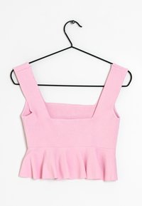 Roze peplumtop aan een zwarte hanger, met een vierkante halslijn, brede bandjes en een geribbelde textuur met een uitlopende zoom onderaan.