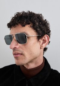 No seleccionado, silver-coloured