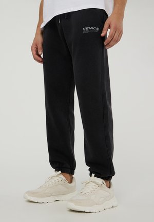 - Spodnie treningowe